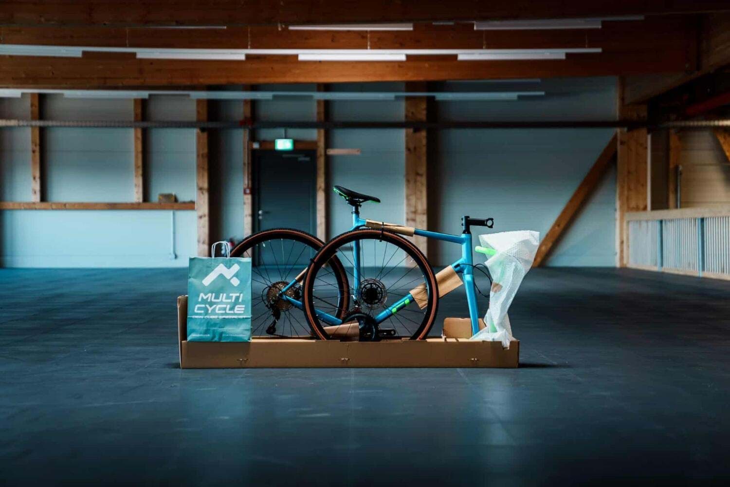 Fahrrad im geöffneten Versandkarton