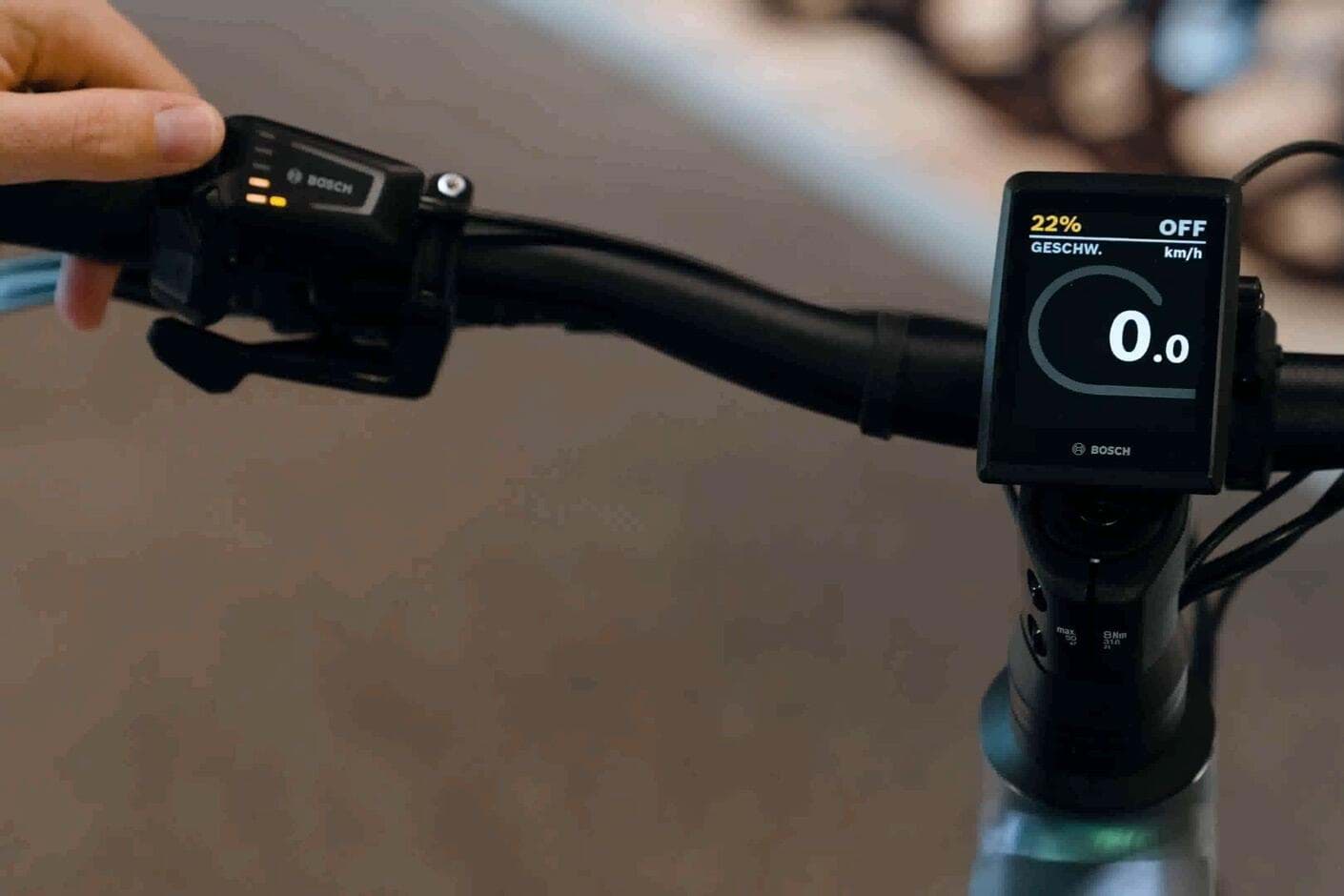 Lenker eines E-Bikes mit aufgesetztem Display und Bedieneinheit am Griff