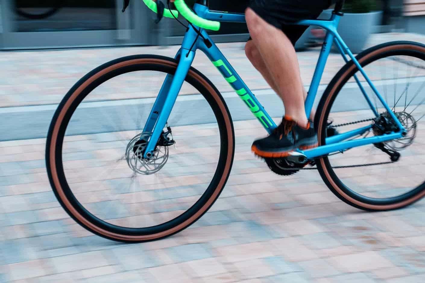 Rad in Fahrt auf gepflastertem Weg