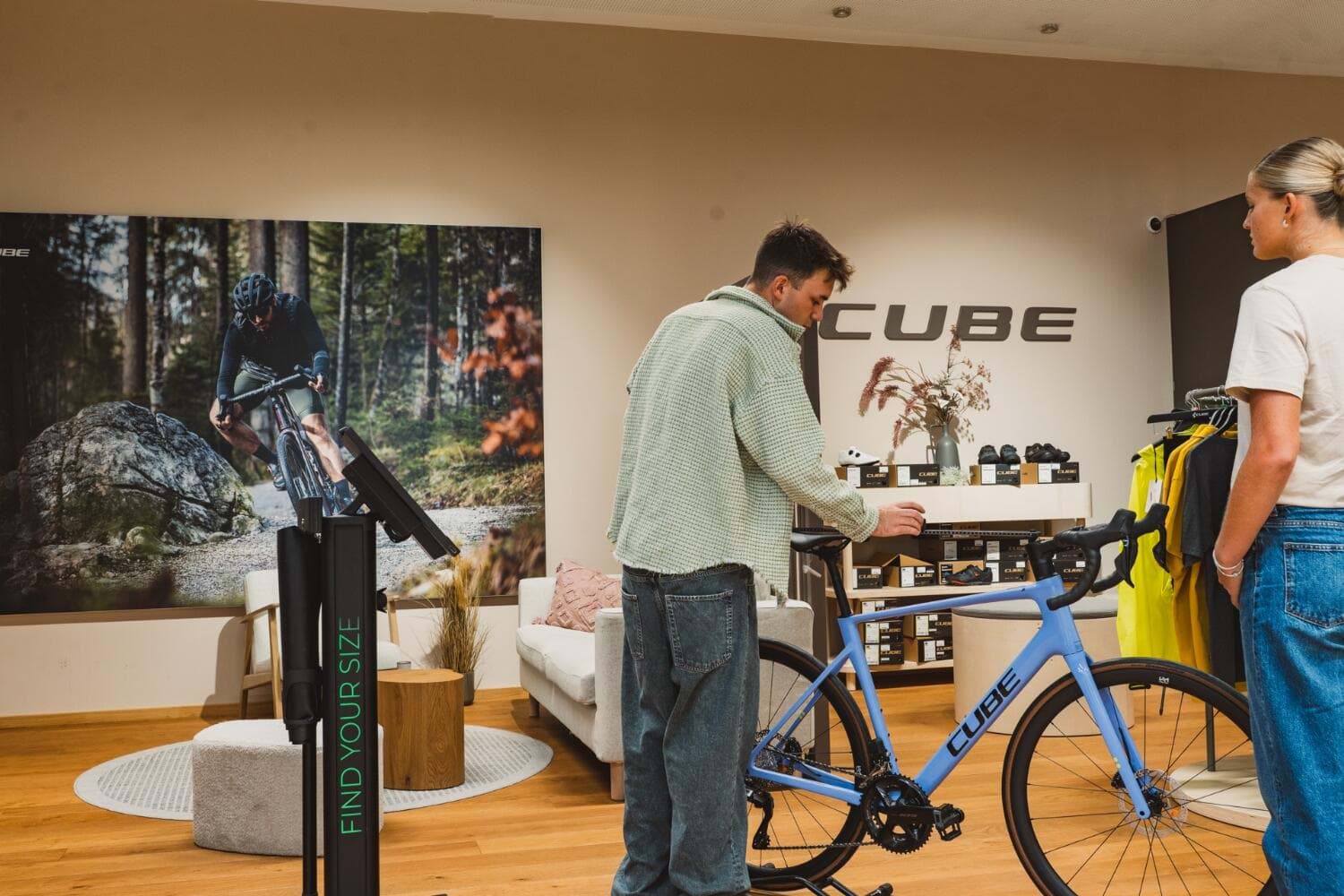 Beratung im Store: Ein Rennrad wird eingestellt, links die SmartFit-Messsäule