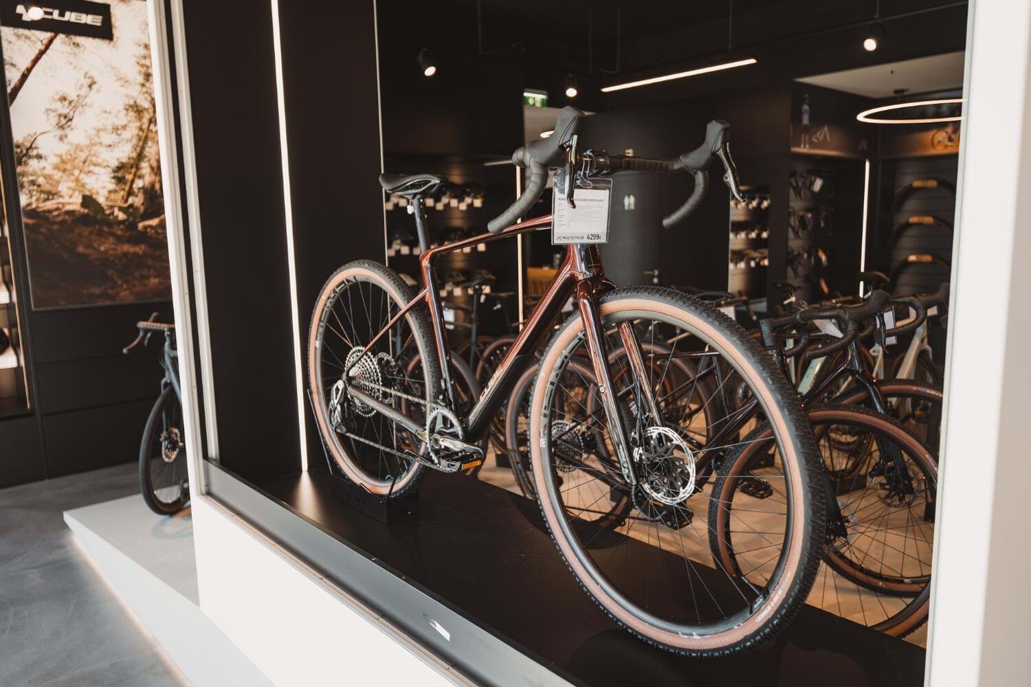 Fahrrad in der Auslage eines Stores