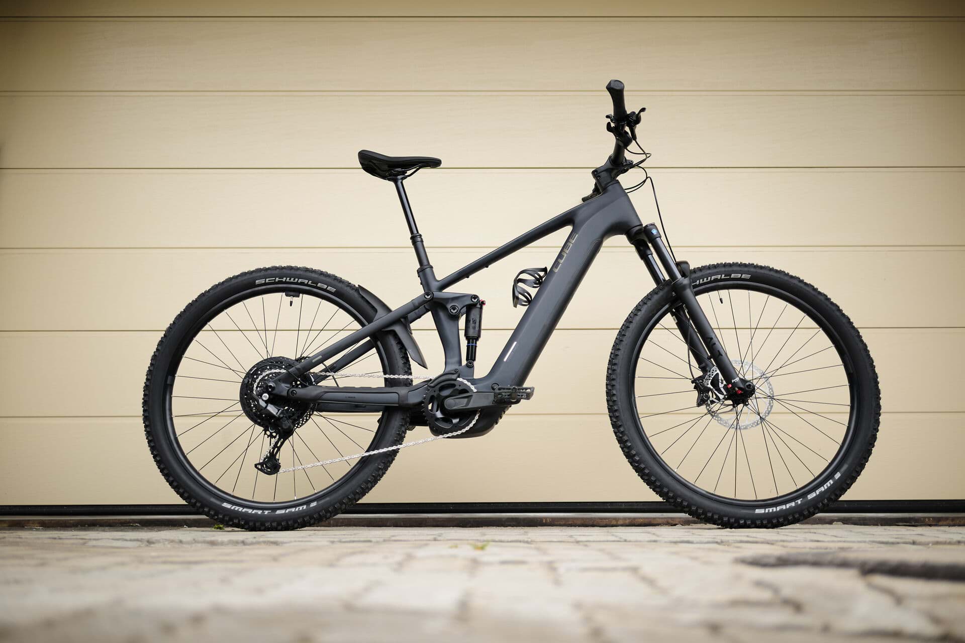 E-Mountainbike in Seitenansicht vor einer ruhigen Wand