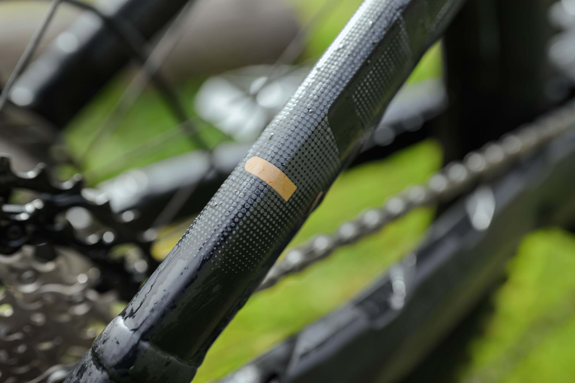 Reifenflanke und Kette eines Mountainbikes in Nahaufnahme